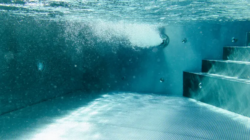 Massagedüse in einem Edelstahlpool von Polytherm