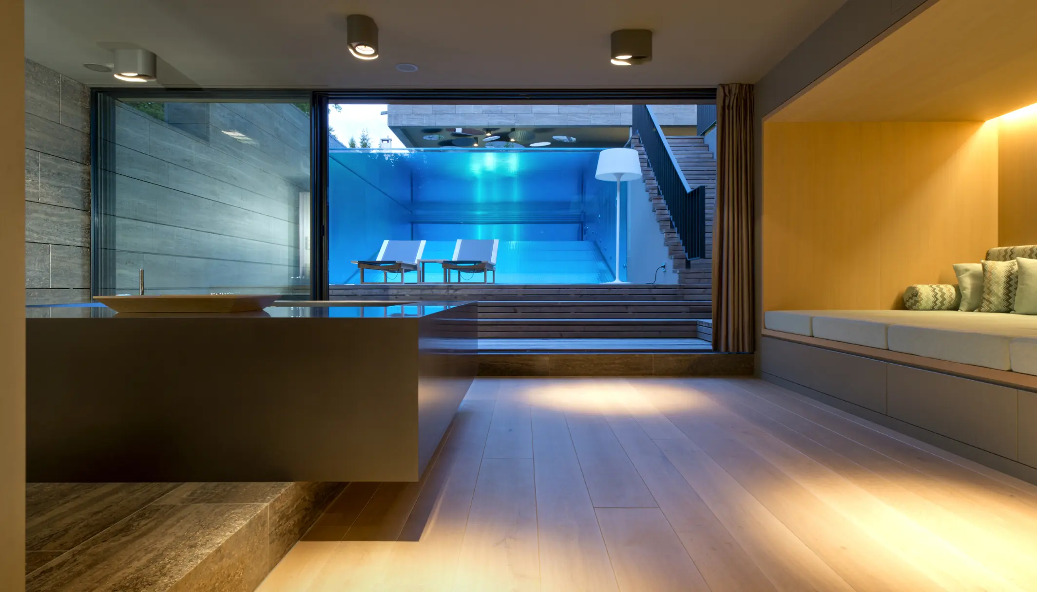 Edelstahlpool mit Glaselementen von Polytherm