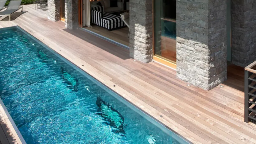 Edelstahlpool mit Glaselementen von Polytherm