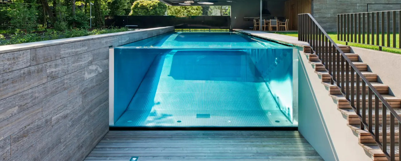 Edelstahlpool mit Glaselementen von Polytherm