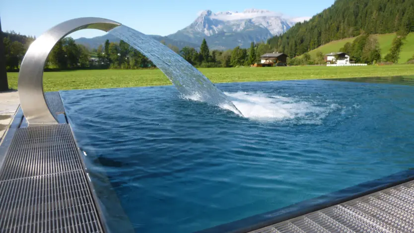 Schwalldusche an einem Edelstahlpool von Polytherm