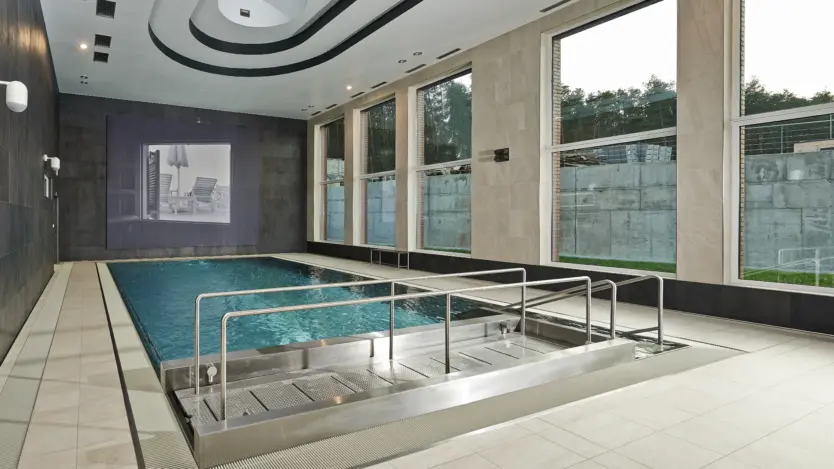 Moderne Schwimmhalle mit Fensterfront