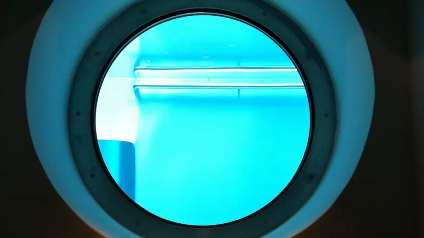 Edelstahlpool mit Glaselementen von Polytherm