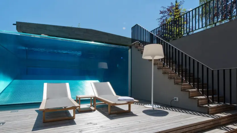 Edelstahlpool mit Glaselementen von Polytherm