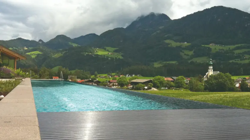 Infinity-Pool aus Edelstahl von Polytherm mit Überlaufkante zum Horizont
