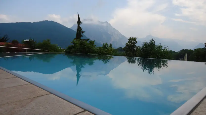 Infinity-Pool aus Edelstahl von Polytherm mit Überlaufkante zum Horizont