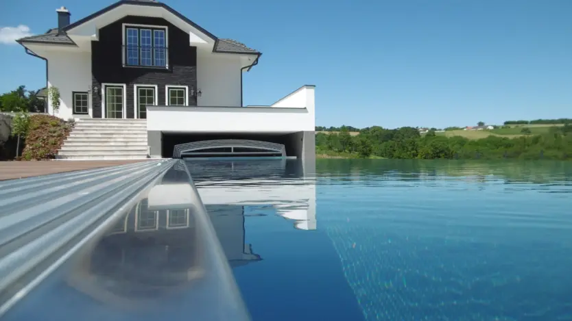 Infinity-Pool aus Edelstahl von Polytherm mit Überlaufkante zum Horizont