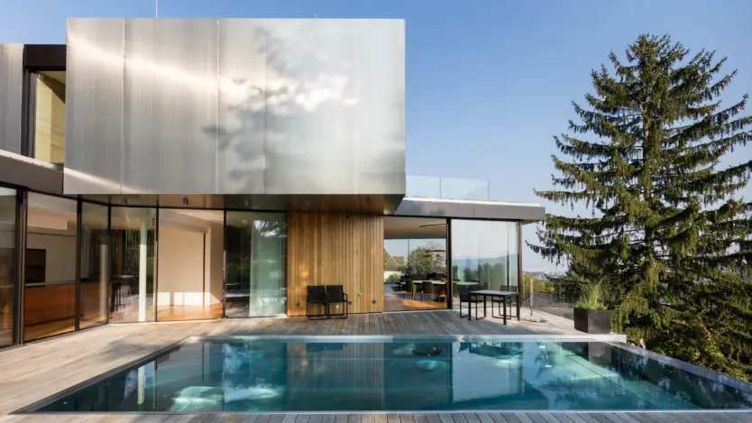 Infinity-Pool aus Edelstahl von Polytherm mit Überlaufkante zum Horizont