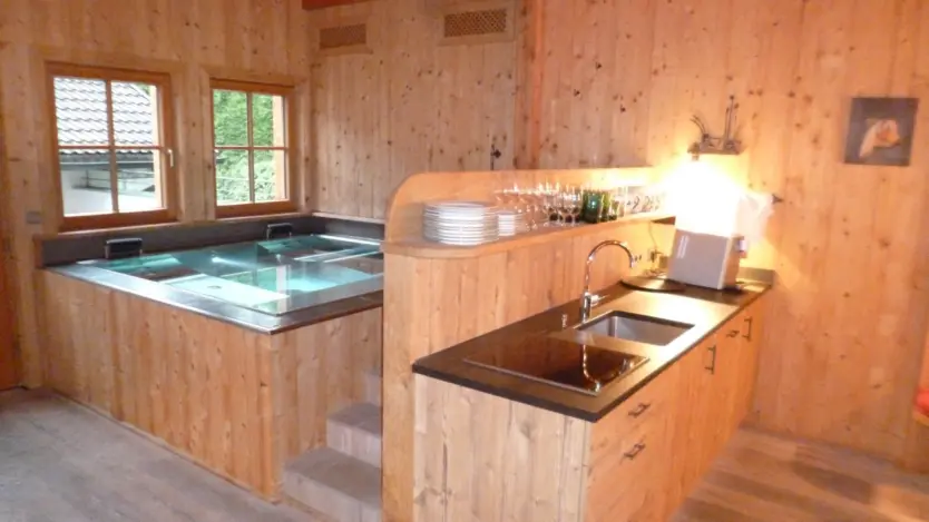 Whirlpool aus Edelstahl von Polytherm mit Sitz- und Liegeflächen