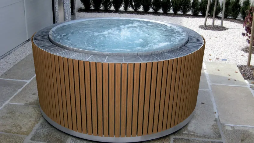 Whirlpool aus Edelstahl von Polytherm mit Sitz- und Liegeflächen
