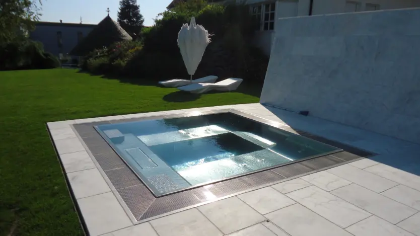 Whirlpool aus Edelstahl von Polytherm mit Sitz- und Liegeflächen