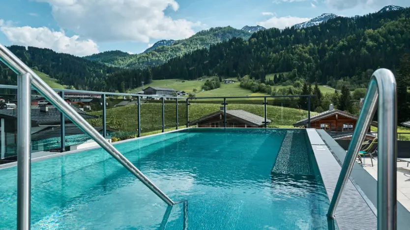 Edelstahl-Hotelpool von Polytherm im Home Suite Home