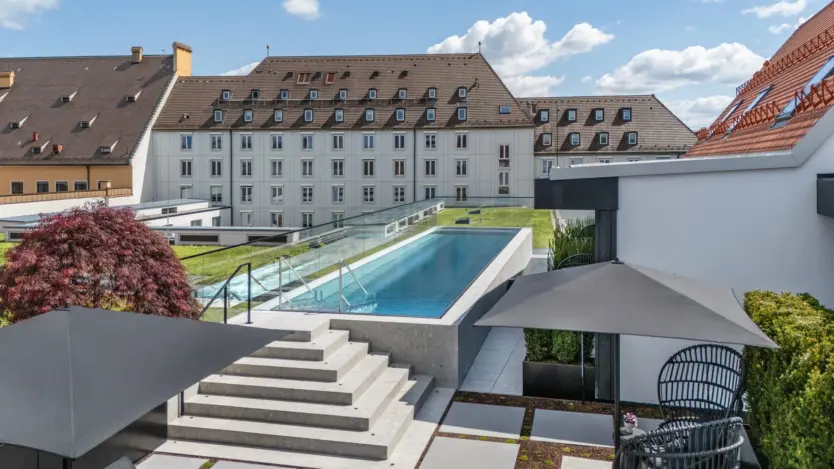 Edelstahl-Hotelpool von Polytherm im Hotel Maximilians