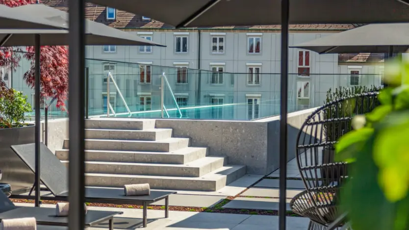 Edelstahl-Hotelpool von Polytherm im Hotel Maximilians