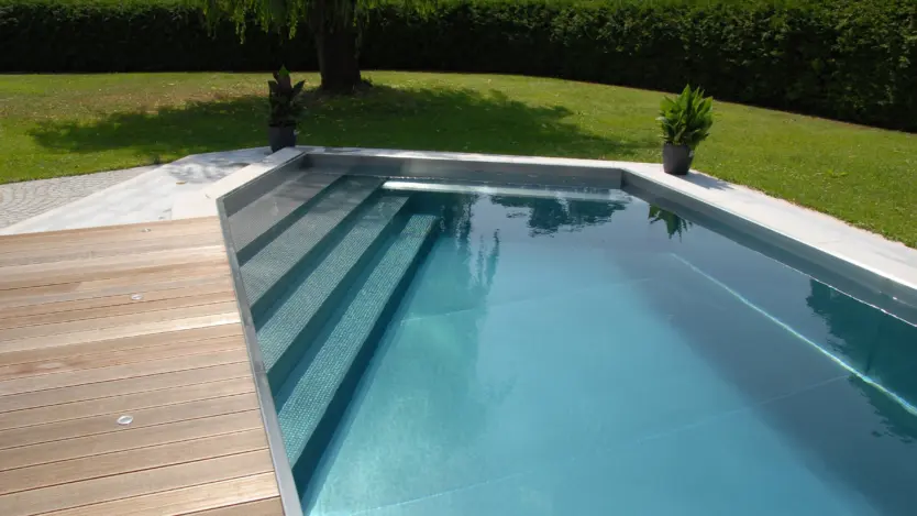 Komfortabler Einstieg mit Stufen in einen Edelstahlpool von Polytherm