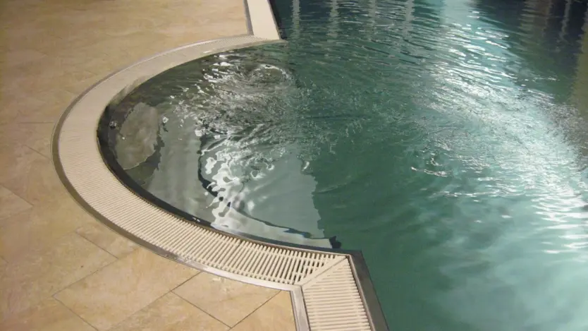 Komfortabler Einstieg mit Stufen in einen Edelstahlpool von Polytherm