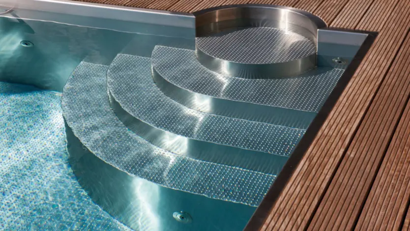 Komfortabler Einstieg mit Stufen in einen Edelstahlpool von Polytherm