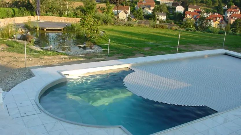 Edelstahlpool von Polytherm mit integrierter Poolabdeckung