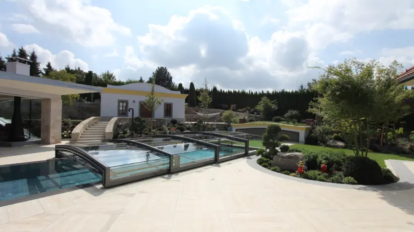 Edelstahlpool von Polytherm mit integrierter Poolabdeckung