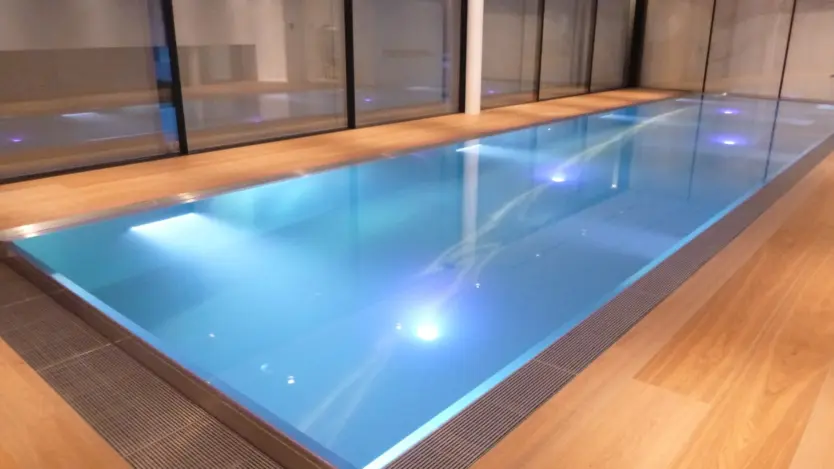 Beleuchteter Edelstahlpool von Polytherm mit LED-Unterwasserlicht