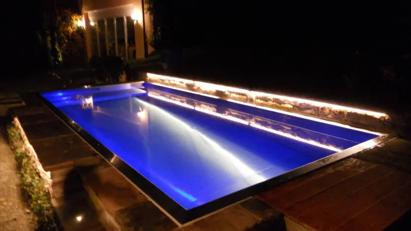 Beleuchteter Edelstahlpool von Polytherm mit LED-Unterwasserlicht