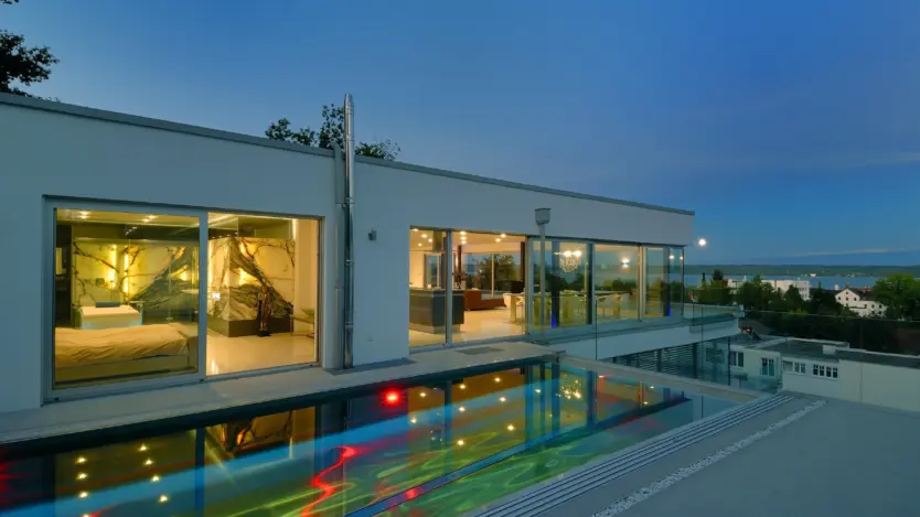Beleuchteter Edelstahlpool von Polytherm mit LED-Unterwasserlicht
