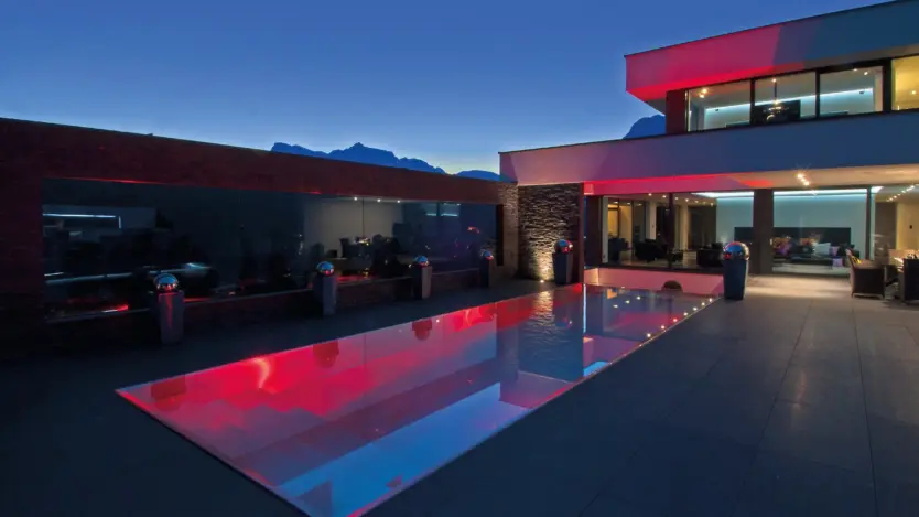 Beleuchteter Edelstahlpool von Polytherm mit LED-Unterwasserlicht