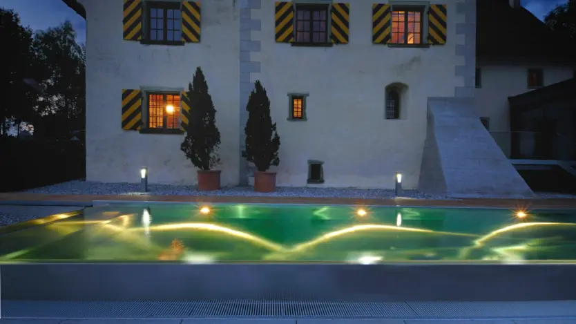 Beleuchteter Edelstahlpool von Polytherm mit LED-Unterwasserlicht