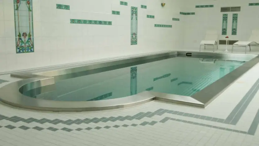 Sanierter Pool mit maßgefertigter Edelstahlwanne von Polytherm