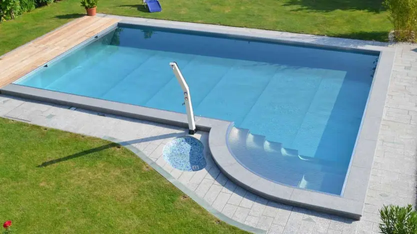 Sanierter Pool mit maßgefertigter Edelstahlwanne von Polytherm