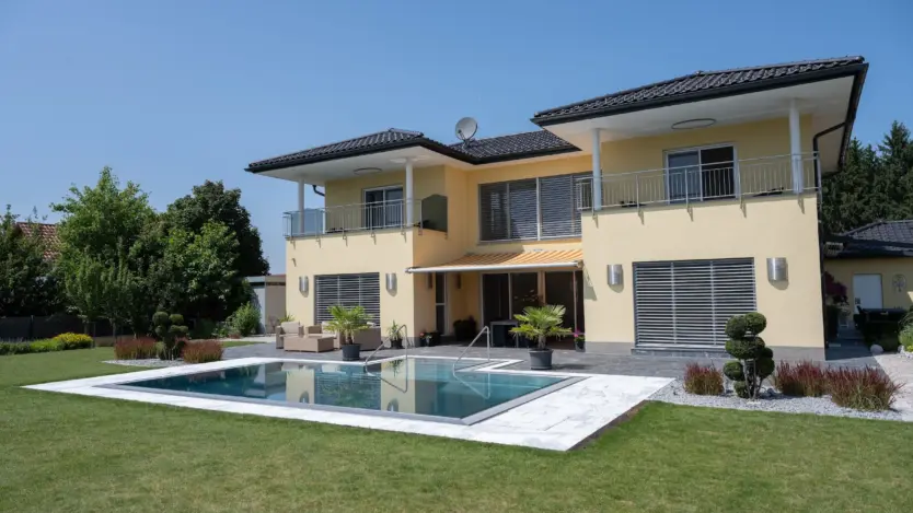 Sanierter Pool mit maßgefertigter Edelstahlwanne von Polytherm