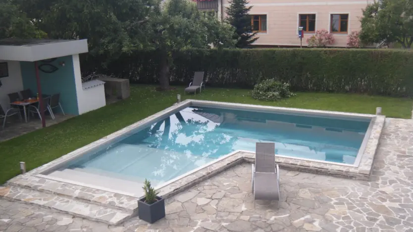 Sanierter Pool mit maßgefertigter Edelstahlwanne von Polytherm