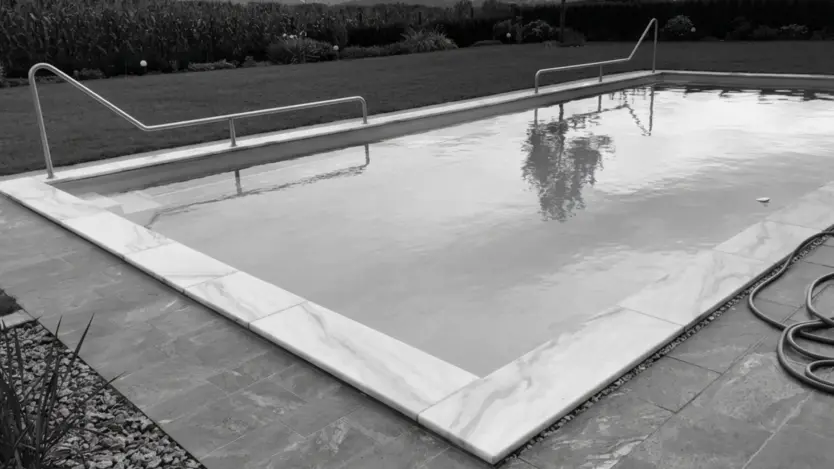 Bestehender Pool vor der Sanierung mit Edelstahl durch Polytherm