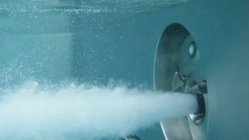 Pooltechnik und Ausstattungsdetails eines Edelstahlpools von Polytherm