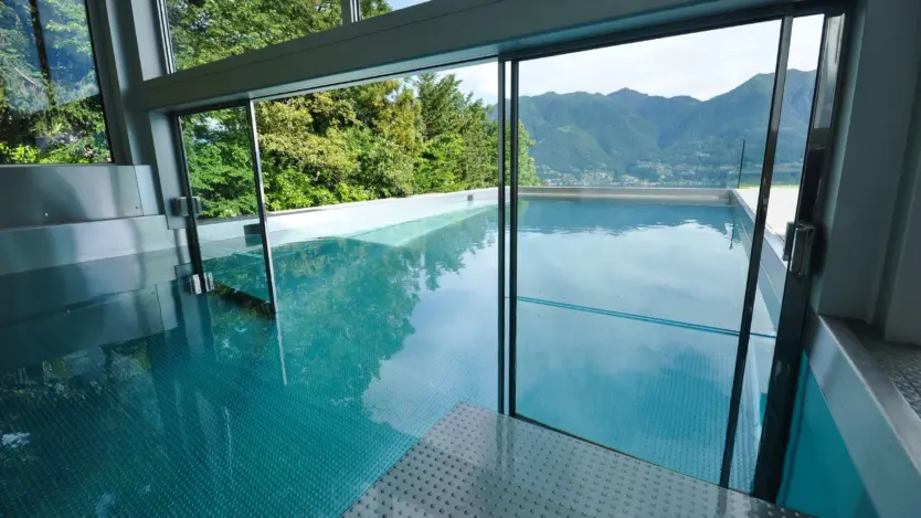 Pooltechnik und Ausstattungsdetails eines Edelstahlpools von Polytherm