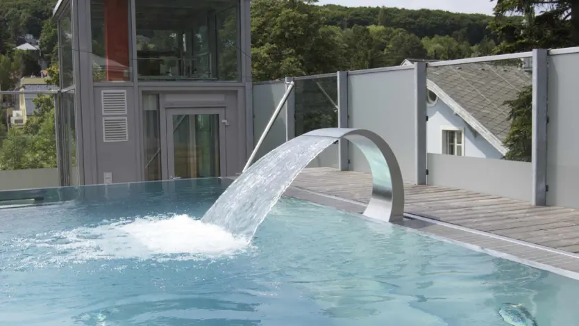 Schwalldusche bzw. Wasserfall an einem Edelstahlpool von Polytherm