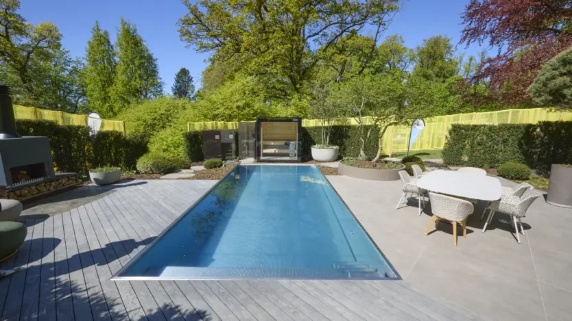 Schöner Garten mit Pool und Terrasse.