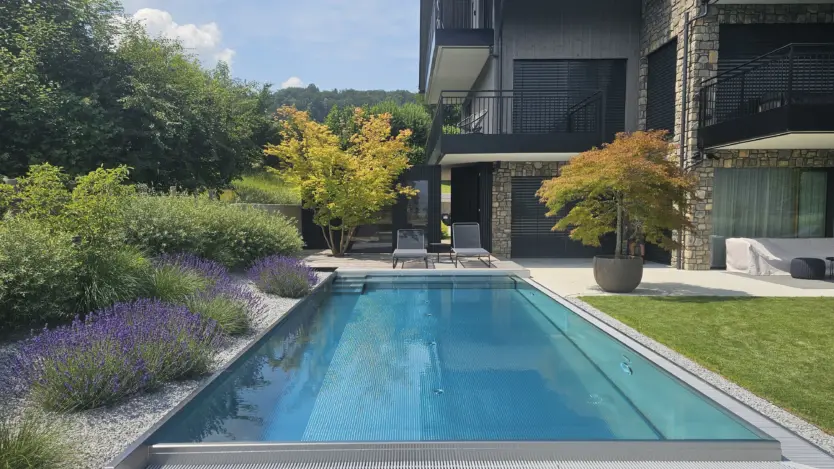 Moderner Pool mit Gartenlandschaft.